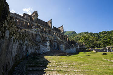 Historisches Schloss Sanssouci gegen den Himmel an einem sonnigen Tag, Haiti, Karibik - RUNF03014