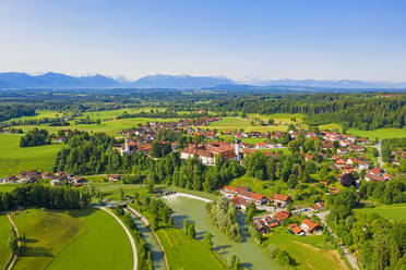 Luftaufnahme von Beuerberg vor blauem Himmel, Bayern, Deutschland - LHF00682