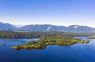 Blick auf den Staffelsee und die Berge bei strahlend blauem Himmel, Wörth, Deutschland - LHF00685