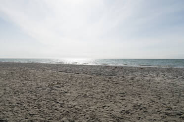 Blick auf die Ostsee gegen den Himmel an einem sonnigen Tag, Ahrenshoop, Deutschland - MYF02137