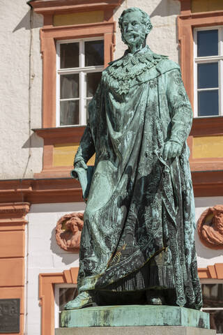 Tiefblick auf das Maxmonument gegen das alte Schloss in der Maximilianstraße, Deutschland, lizenzfreies Stockfoto