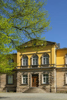 Freimaurermuseum vor blauem Himmel im Hofgarten, Bayreuth, Deutschland - LBF02703