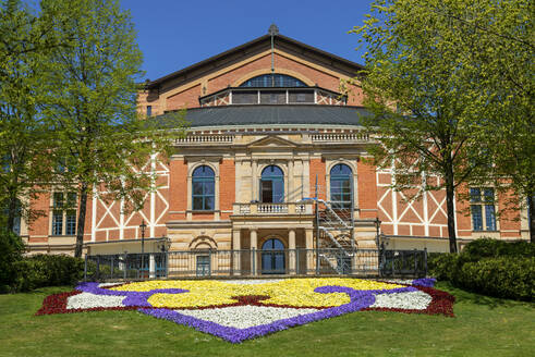 Bunte Blumen vor dem Bayreuther Festspielhaus an einem sonnigen Tag, Bayreuth, Deutschland - LBF02705