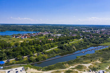 Luftaufnahme von See und Stadt an der Küste von Yantarny am Meer, Kaliningrad, Russland - RUNF03038