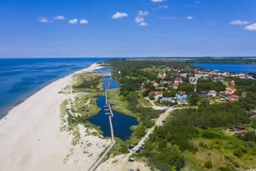 Luftaufnahme des Sees an der Küste von Yantarny am Meer, Kaliningrad, Russland - RUNF03039