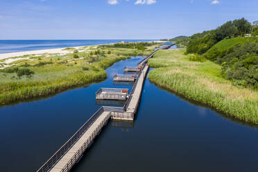 Luftaufnahme der Uferpromenade inmitten eines Sees an der Küste von Yantarny, Kaliningrad, Russland - RUNF03040