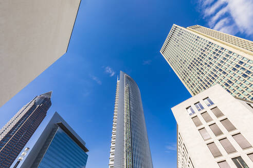 Niedriger Blickwinkel auf Wolkenkratzer vor blauem Himmel, Frankfurt, Hessen, Deutschland - WDF05478