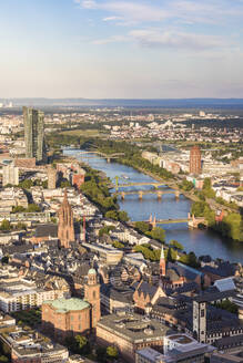 Hohe Winkelansicht der Stadtlandschaft gegen den Himmel, Frankfurt, Hessen, Deutschland - WDF05487