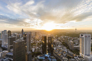 Stadtbild gegen bewölkten Himmel, Frankfurt, Hessen, Deutschland - WDF05489