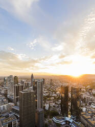 Stadtbild gegen bewölkten Himmel bei Sonnenuntergang, Frankfurt, Hessen, Deutschland - WDF05490