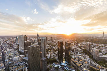 Gebäude in der Stadt gegen bewölkten Himmel, Frankfurt, Hessen, Deutschland - WDF05491