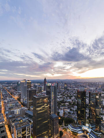 Stadtbild gegen Himmel bei Sonnenuntergang, Frankfurt, Hessen, Deutschland, lizenzfreies Stockfoto