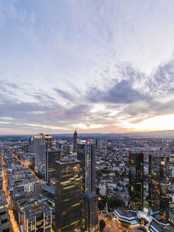 Stadtbild gegen Himmel bei Sonnenuntergang, Frankfurt, Hessen, Deutschland - WDF05493