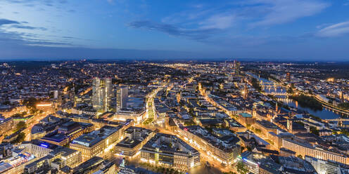 Beleuchtetes Stadtbild gegen den Himmel bei Nacht, Frankfurt, Hessen, Deutschland - WDF05497