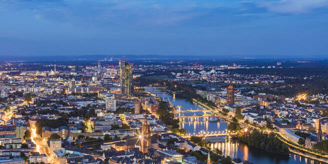 Beleuchtetes Stadtbild gegen blauen Himmel bei Nacht, Frankfurt, Hessen, Deutschland - WDF05498