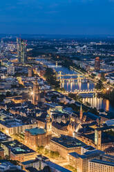 Hohe Winkelansicht der beleuchteten Stadtlandschaft bei Nacht, Frankfurt, Hessen, Deutschland - WDF05499
