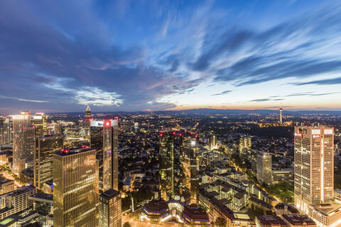 Beleuchtetes Stadtbild gegen bewölkten Himmel bei Nacht, Frankfurt, Hessen, Deutschland, lizenzfreies Stockfoto