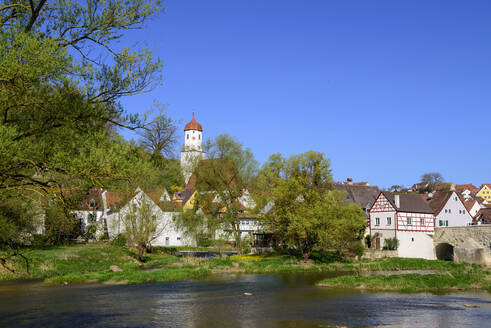 St.-Barbara-Kirche am Fluss vor blauem Himmel in der Stadt, Harburg, Deutschland - LBF02710