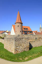 Alte Kirche vor strahlend blauem Himmel in Wolframs-Eschenbach, Deutschland - LBF02712