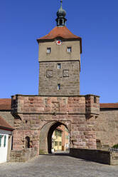 Oberes Tor vor strahlend blauem Himmel in Wolframs-Eschenbach, Deutschland - LBF02713