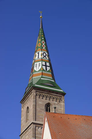 Tiefblick auf das Liebfrauenmünster bei klarem blauem Himmel in Wolframs-Eschenbach, Deutschland, lizenzfreies Stockfoto