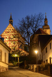 Torhaus der Wehrkirche vor blauem Himmel in der Abenddämmerung, Burgbernheim, Deutschland - LBF02715