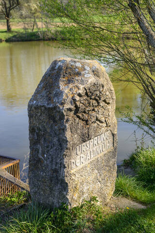 Hinweisschild auf Beton am Fluss, Windelsbach, Deutschland, lizenzfreies Stockfoto