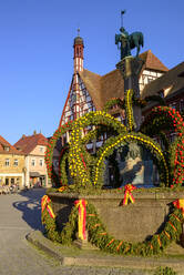 Osterbrunnen vor dem Rathaus bei strahlend blauem Himmel, Forchheim, Deutschland - LBF02718