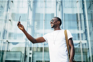 Young man using mobile phone in the city - OCMF00683