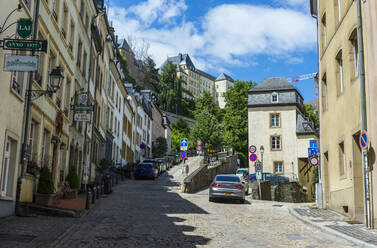 Niedriger Blickwinkel auf eine Straße inmitten von Gebäuden in der Altstadt von Luxemburg - RUNF03041