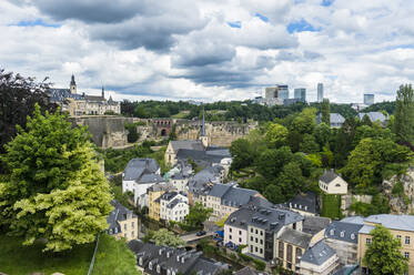 Hohe Winkelansicht von Wohngebäuden in der Altstadt gegen den Himmel in Luxemburg - RUNF03042