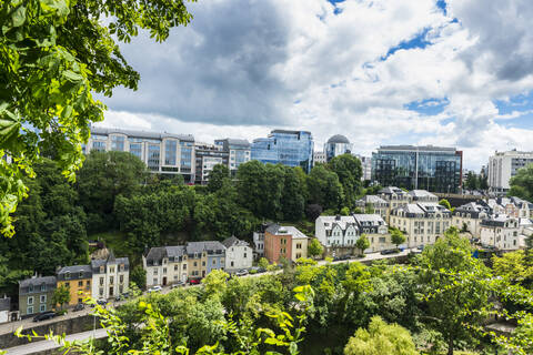Hohe Winkel Ansicht der modernen und Wohngebäude gegen den Himmel in Luxemburg, lizenzfreies Stockfoto