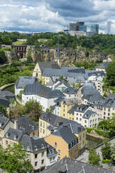 Hochformatige Ansicht von Wohngebäuden in der Altstadt von Luxemburg - RUNF03044