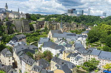 Hochformatige Ansicht der Altstadt von Luxemburg gegen den bewölkten Himmel - RUNF03045