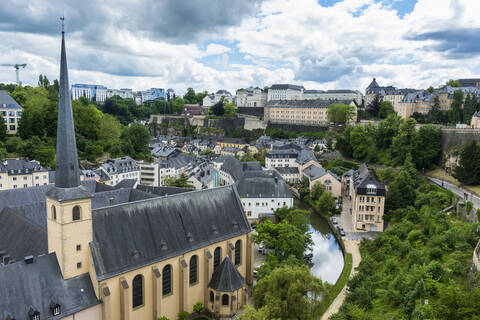Hohe Winkelansicht von Wohngebäuden in der Altstadt von Luxemburg gegen den Himmel, lizenzfreies Stockfoto