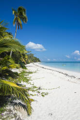 Türkisfarbenes Wasser und weißer Sandstrand in Ouvea, Loyalitätsinseln, Neukaledonien - RUNF03061