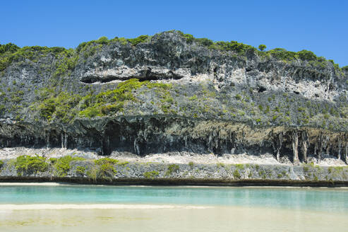 Strand vor den grauen Lekiny-Felsen, Ouvea, Loyalitätsinseln, Neukaledonien - RUNF03062