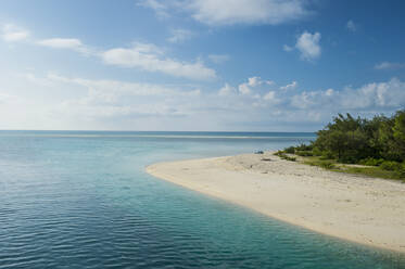 Idyllic lagoon of Ouvea, against sky in Loyalty Islands, New Caledonia - RUNF03068