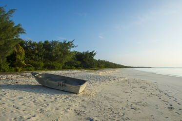 Boot am weißen Sandstrand bei Sonnenuntergang, Ouvea, Loyalty Islands, Neukaledonien - RUNF03071