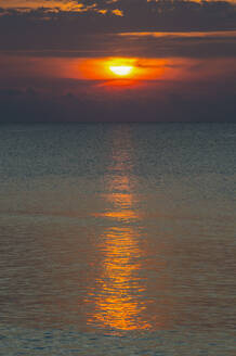 Blick auf den Sonnenuntergang am Meer auf Ouvea, Loyalty Islands, Neukaledonien - RUNF03073