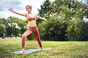 Frau übt Yoga im Park - BSZF01452