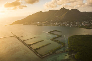 Luftaufnahme der Insel Union bei Sonnenuntergang, Grenadinen, St. Vincent und die Grenadinen, Karibik - RUNF03074