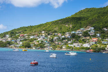 Segelboote vor Anker in Port Elizabeth, Admiralty Bay, Bequia, St. Vincent und die Grenadinen, Karibik - RUNF03076