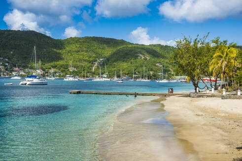 Blick auf den Stadtstrand von Port Elizabeth, Admiralty Bay, Bequia, St. Vincent und die Grenadinen, Karibik - RUNF03078