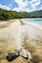 Blick auf den Strand Princess Margaret im Sommer, Admiralty Bay, Bequia, St. Vincent und die Grenadinen, Karibik - RUNF03080