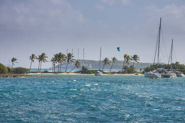Segelboote vor Anker in der Saline Bay gegen den Himmel, Mayreau, Tobago Cays, Grenadinen Inseln, St. Vincent und die Grenadinen, Karibik - RUNF03083