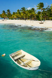 Kleines Boot im türkisfarbenen Wasser am Sandstrand der Insel Palm, Grenadinen, St. Vincent und die Grenadinen, Karibik - RUNF03088