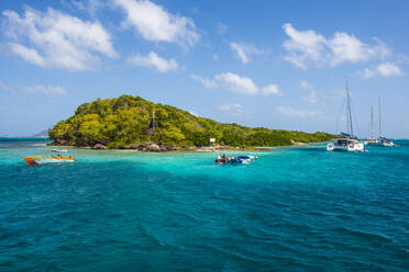 Segelboote vor Anker in Tobago Cays vor blauem Himmel, St. Vincent und die Grenadinen, Karibik - RUN03093