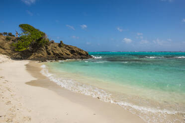 Blick auf den weißen Sandstrand in Tobago Cays, St. Vincent und die Grenadinen, Karibik - RUNF03095