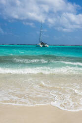 Sailing boat anchored in Tobago Cays, St. Vincent and the Grenadines, Caribbean - RUNF03096